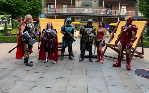 Kaip aktoriai ruošiami vaidmenims fantastikos ir superherojų filmuose: nuo kostiumo iki judesio plastikos