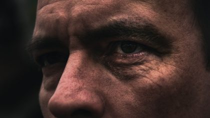 Kaip filmų aktoriai išnaudoja tylą ir žvilgsnį: mažos detalės, kurios perrašo visą sceną