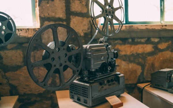 Kaip gimė kino cenzūra ir reitingai: nuo draudžiamų scenų iki amžiaus žymų, formuojančių mūsų žiūrėjimą