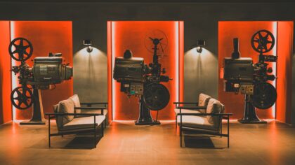 Kaip gimė kino garso era: nuo pianisto salėje iki daugiakanalio garso namuose