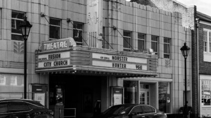 Kaip gimė kino komedija: nuo nebylių slapstick triukų iki ironijos kupinų šiuolaikinių juostų