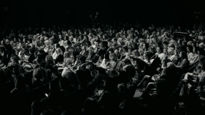 Kaip gimė siaubo kino tradicijos: nuo nebylių eksperimentų iki psichologinio nerimo šiuolaikiniuose ekranuose