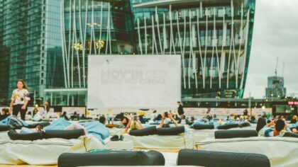 Kaip gimė vasaros kino festivaliai po atviru dangumi: nuo automobilių aikštelių iki miesto stogų