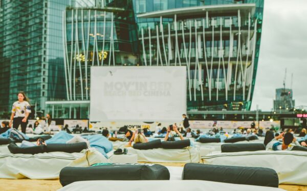 Kaip gimė vasaros kino festivaliai po atviru dangumi: nuo automobilių aikštelių iki miesto stogų