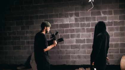 Kas yra kino rankinė kamera: kodėl drebančio vaizdo technika vis dar vilioja režisierius ir žiūrovus