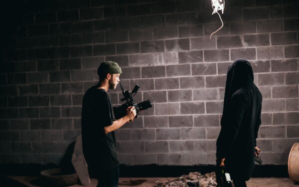 Kas yra kino rankinė kamera: kodėl drebančio vaizdo technika vis dar vilioja režisierius ir žiūrovus