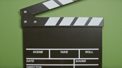 Kas yra kino tęstinumo klaidos: kaip smulkūs neatitikimai patenka į filmus ir ką jos pasako apie filmavimo virtuvę