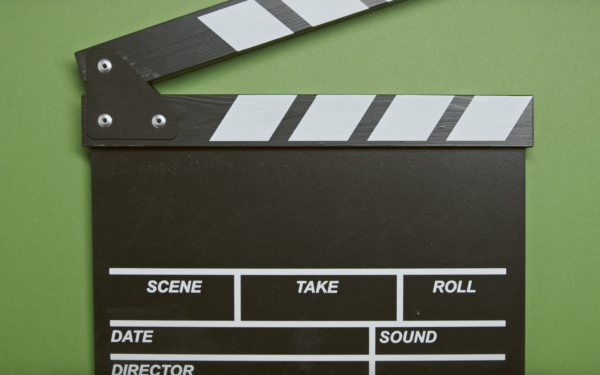 Kas yra kino tęstinumo klaidos: kaip smulkūs neatitikimai patenka į filmus ir ką jos pasako apie filmavimo virtuvę
