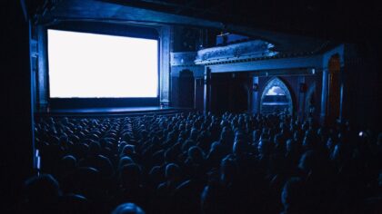 Kodėl žiūrime tą patį dar kartą: kino istorija per pakartotinių peržiūrų ir kultinių citatų prizmę