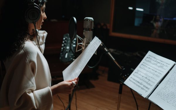 Nuo pianisto salėje iki „Spotify“ grojaraščių: kaip kino muzika tapo atskira istorijų pasakotoja